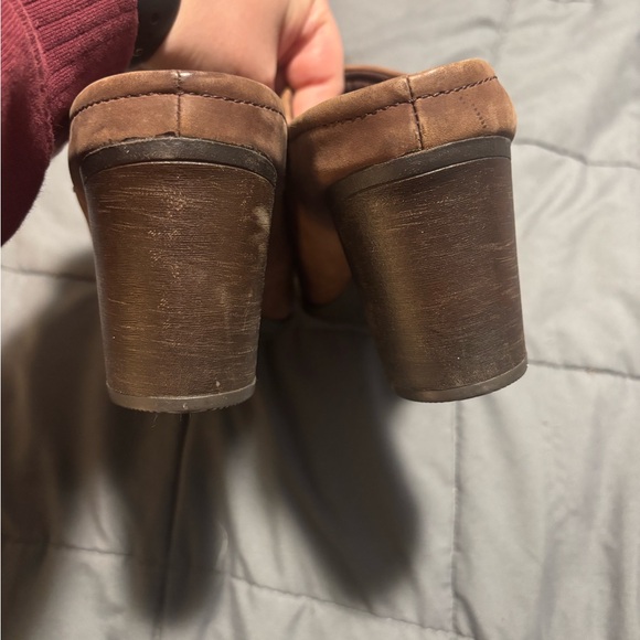 CLARKS COLLECTION Womens Enfield Sandy Heeled Suede Brown Clogs Size 8.5 - Picture 2 of 7